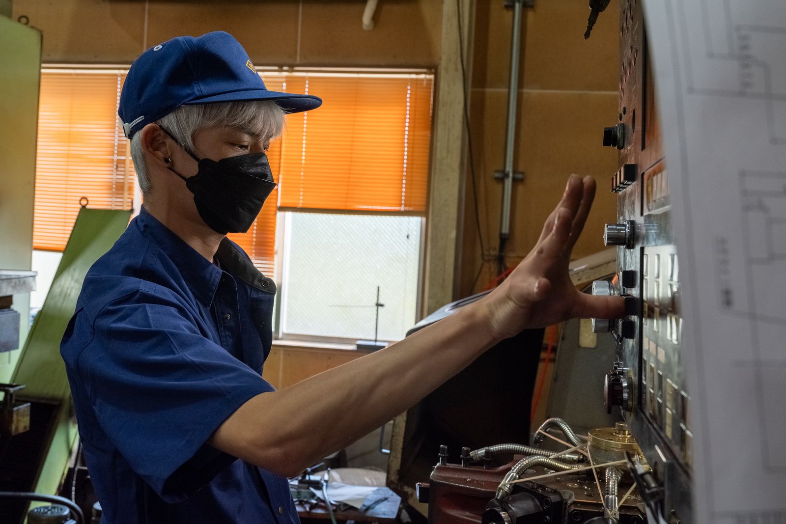 NC旋盤を操作する技術者