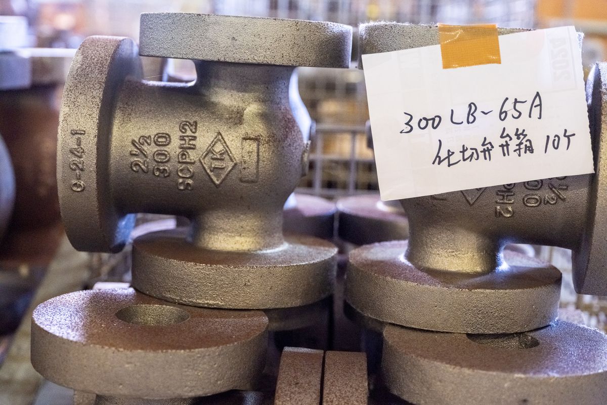 手書きの札「300LB-65A 仕切弁箱」を載せた弁箱